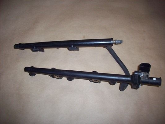 2000 2001 Ford Taurus Fuel Rail 3.0L  