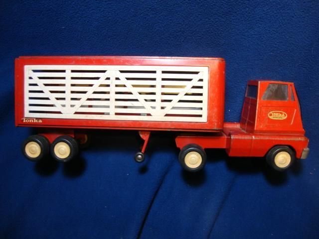 1960s Tonka Livestock Semi Truck. Harder to find model. Cracked 