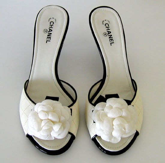 750 CHANEL White Camellia SLIDES SANDALS / MULES * FR 38.5 / US 7   7 