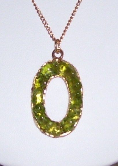 VINTAGE GOLDTONE 18 INCH CHAIN NECKLACE WITH GREEN STONES PENDANT 