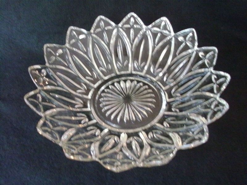 VINTAGE FEDERAL PETAL STAR CLEAR GLASS BOWL 10 1/4  