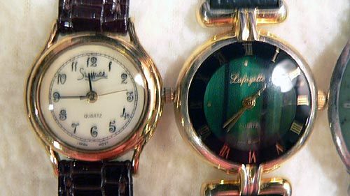   22 Ladies Quartz Wrist Watches, With Bands, Perfect for Re Sale  GG